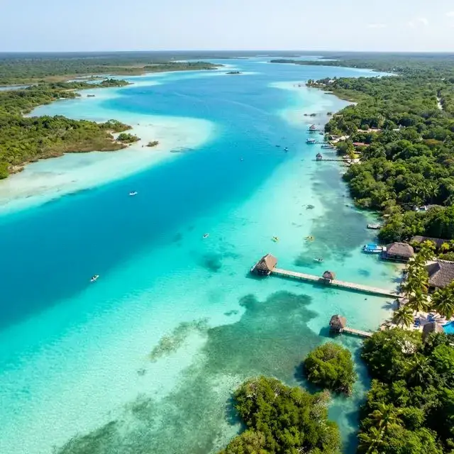 Imagen de "Bacalar, Quintana Roo: Guía Completa de la Laguna de los Siete Colores (2026)"